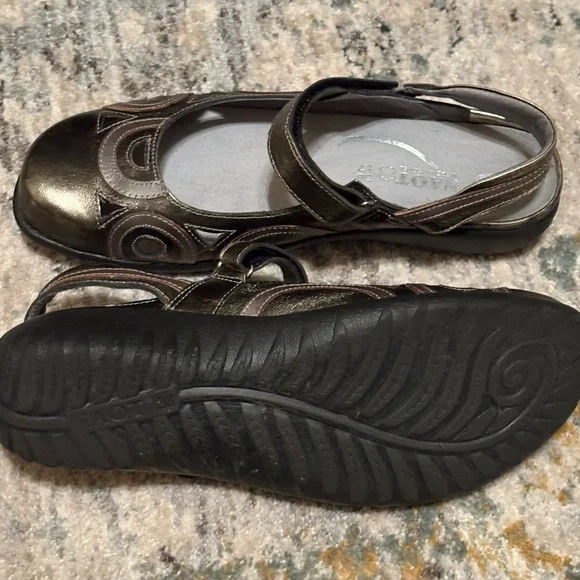 Naot Metallic Flats - Picture 3 of 4